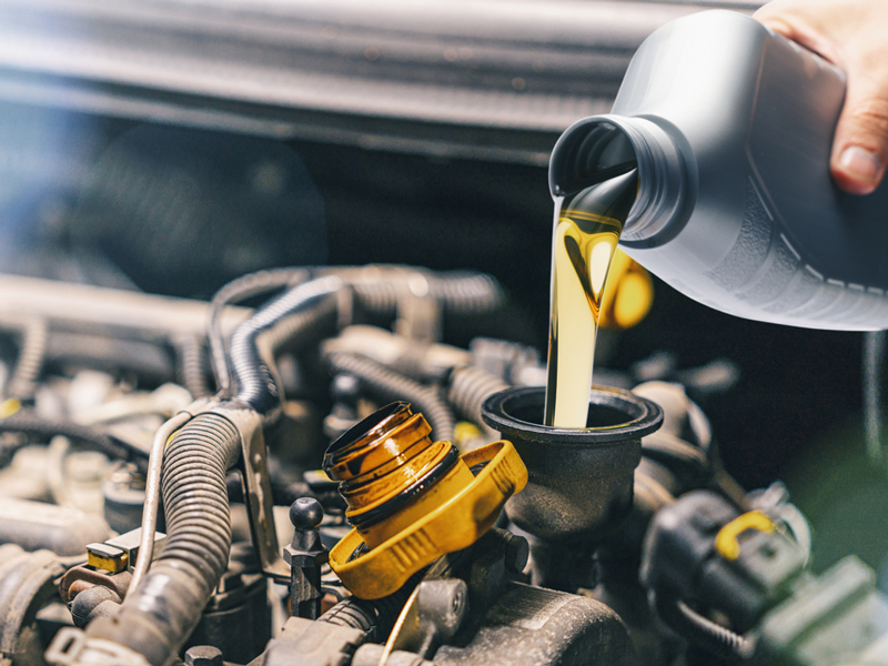 Replacing car engine oil Riga-Autoserviss Rīgā, auto dzinēju, izpūtēju remonts, auto audio, lukturu pulēšana