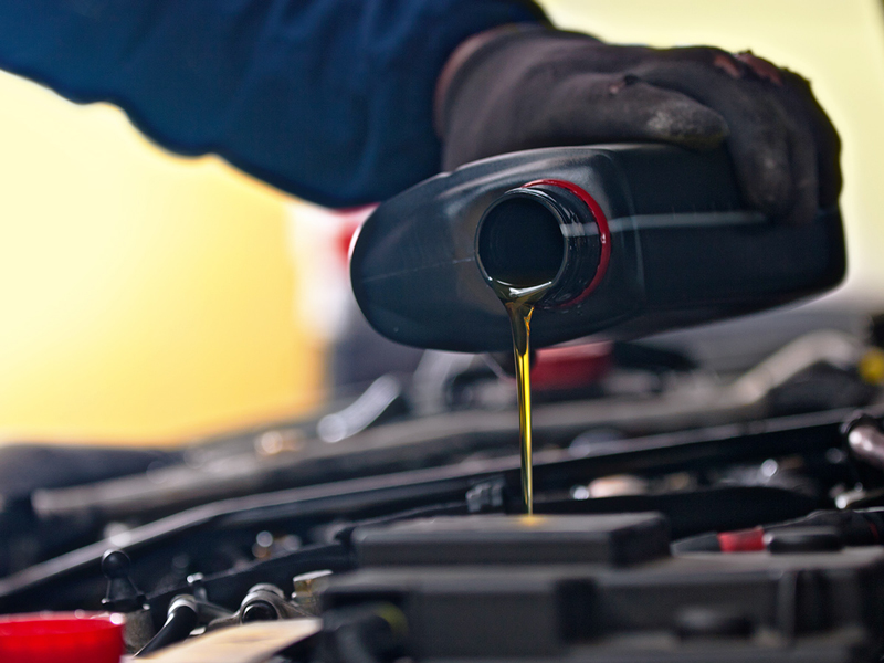 Replacing car engine oil Riga-Autoserviss Rīgā, auto dzinēju, izpūtēju remonts, auto audio, lukturu pulēšana