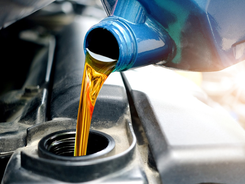 Replacing car engine oil Riga-Autoserviss Rīgā, auto dzinēju, izpūtēju remonts, auto audio, lukturu pulēšana