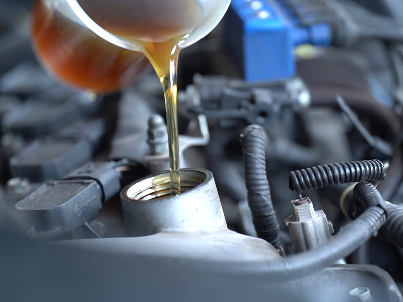 Auto motora eļļas maiņa Rīga-Autoserviss Rīgā, auto dzinēju, izpūtēju remonts, auto audio, lukturu pulēšana